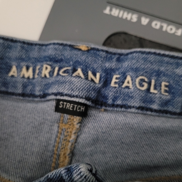 AMERICAN EAGLE | Curvy mom high waist distressed busted knee jeans - Picture 7 of 10